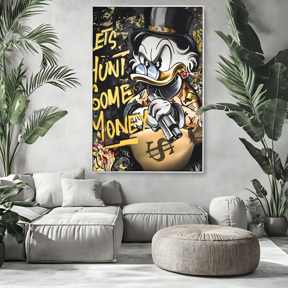 Tablou canvas cu ilustratie cu scrooge duck tinand o arma, in rama de aluminiu argintiu, pe perete intr-un living